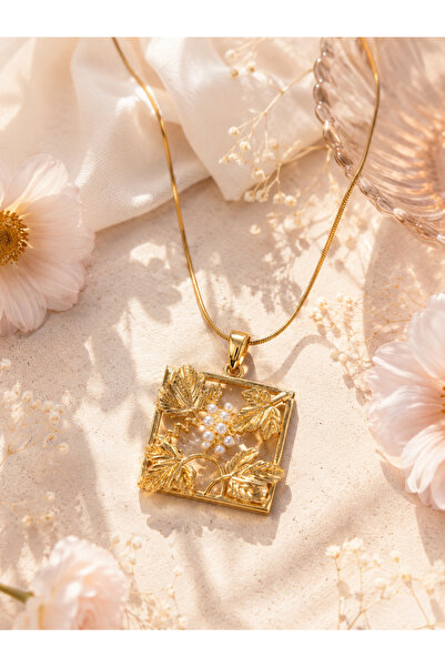 Sylvera Shop قلادة من الفولاذ بتصميم كروميت (لون ذهبي)