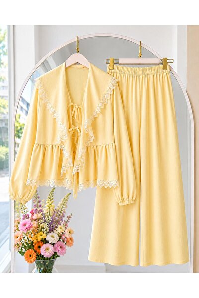 MODA VEDAT Ženski komplet pantalona od tkanine sa detaljima od čipke i jagoda...