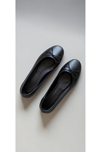 runa shoes حذاء باليه مسطح للاستخدام اليومي مع تفاصيل فيونكة