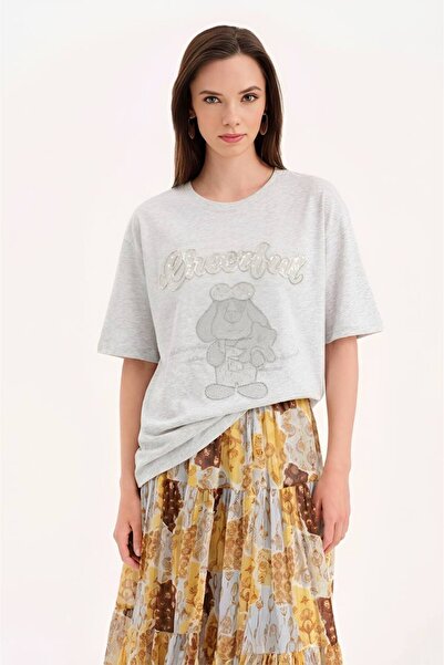 tw3 Women's Oversize Tshirt with Bead Embroidery Detail on the Front and Shor...