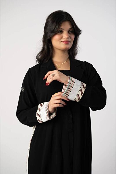 FJ عباءة سوداء فاخرة مع تفاصيل تراثية عصرية على الأكمام والظهر. - 54