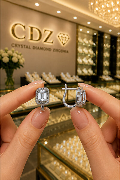 Crystal Diamond Zirconia Işıklı kutuda ,lüks kalitede 1.50 karat baget küpe