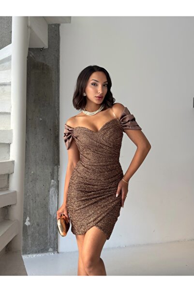 ADAMODA.RO Rochie scurtă elegantă, accesorizată cu detalii strălucitoare.
