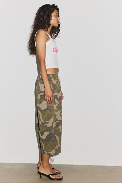 Stradivarius Kamuflaj desenli relaxed fit bermuda