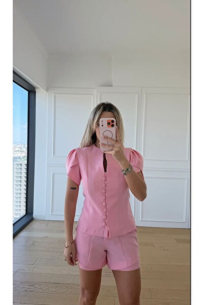 FMN Butik بلوزة بتصميم بليزر بطبقة مزدوجة وتفاصيل أكمام، وياقة عالية، وإغلاق ...