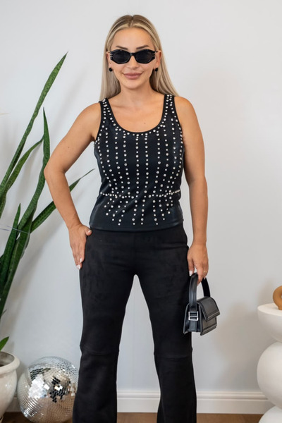 Muna Boutique بلوزة سوداء بياقة على شكل حرف U مزينة بالأحجار
