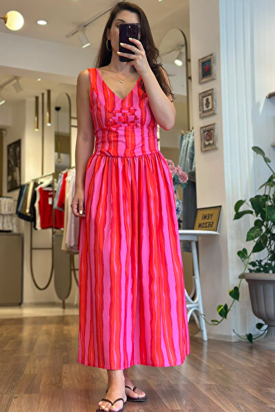 Unique Boutique فستان مخطط وملون بياقة على شكل حرف V