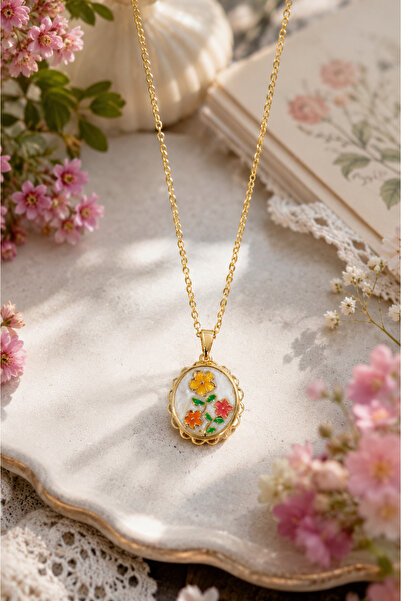 Sylvera Shop قلادة فولاذية بتصميم زهرة ملونة (لون ذهبي)