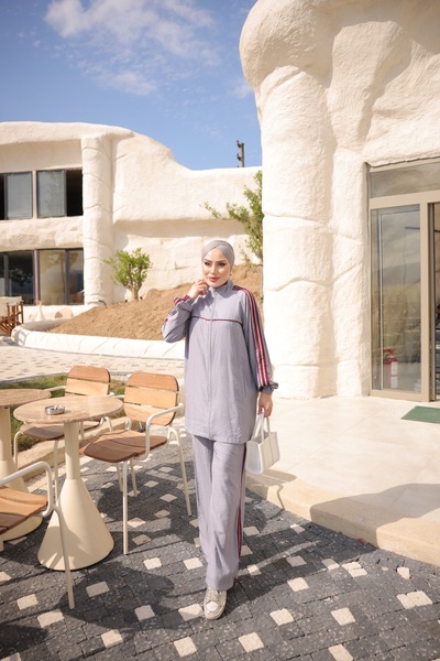 Wovi طقم بدلة رياضية نسائية بتفاصيل مخططة وسحاب للإغلاق - طقم رياضي مكون من ق...