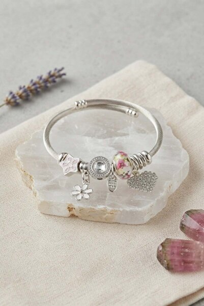 Inure Jewelry سوار فضي اللون مع قلوب وتمائم بيضاء