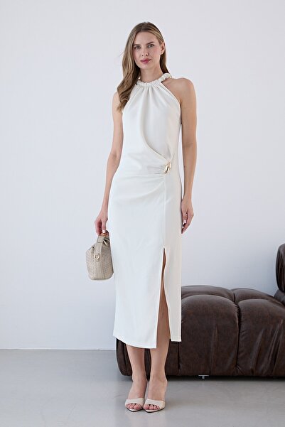 Serica Moda Εκρού μίντι φόρεμα με λαιμόκοψη halter και χρυσή λεπτομέρεια με κ...