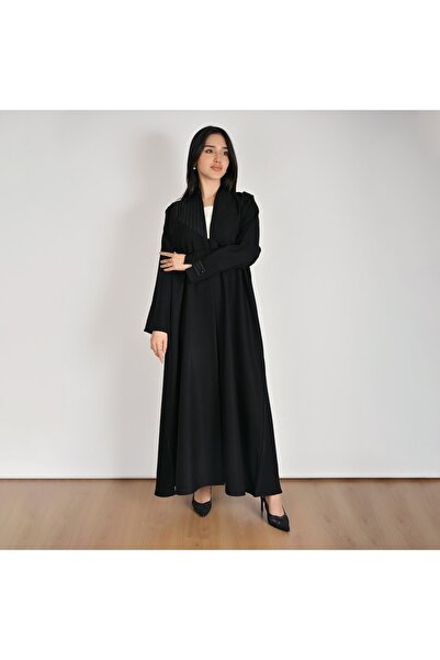 HAWRAA ABAYA عباية سوداء بتصميم عملي انيق بتفاصيل مقلمة على الياقة والأساور