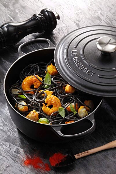 Le Creuset Tigaie Signature cu margine rotunjită 28 cm neagră