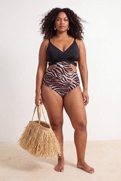 Trendyol Curve Μαγιό μεγάλου μεγέθους με σχέδιο ζέβρας, λεπτομέρεια cut-out κ...