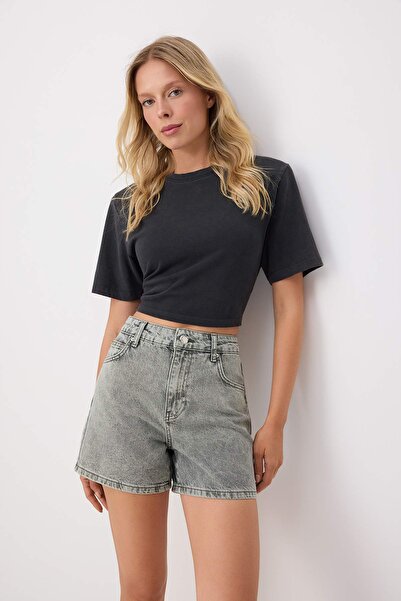 Trendyol Kollektion Graue City Boy Denim-Shorts mit hoher Taille TWOSS26SR00241