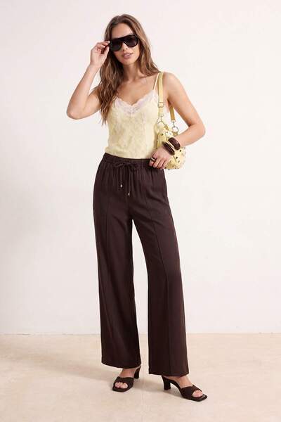 TRENDYOLMİLLA Koyu Kahverengi Beli Lastikli Wide Leg/Geniş Paça Viskon Pantol...