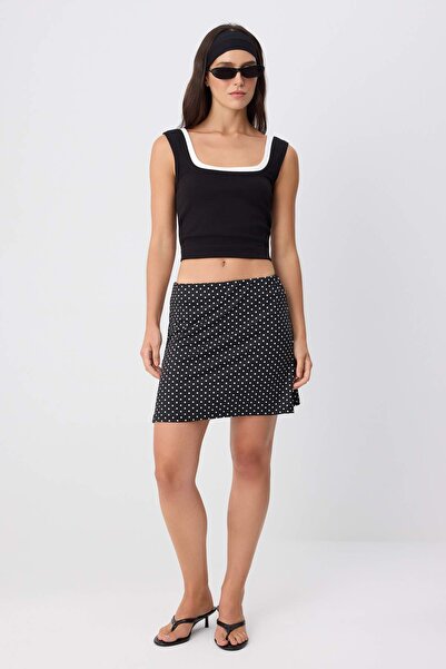 Trendyol Kollektion Schwarzer gepunkteter kurzer Rock mit normaler Taille, ku...