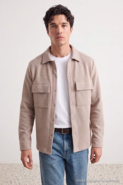Trendyol Collection قميص/جاكيت بياقة بولو بقصة عادية/عادية باللون البيج مع تف...