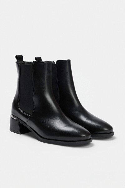 TRENDYOL SHOES Black Plate Detailed Women's Chealsea Boots Takaw27Bo00009