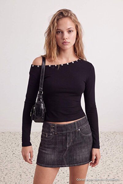 Trendyol Collection بلوزة سوداء مسطحة وضيقة بياقة غير متماثلة وتفاصيل أزرار م...