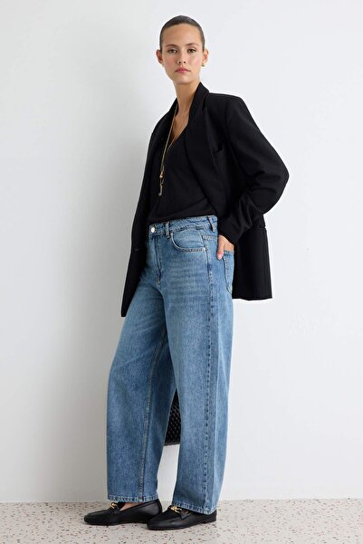 Trendyol Collection بنطلون جينز أزرق فاخر عالي الخصر من نوع DÖKÜMLÜ طراز TWOA...