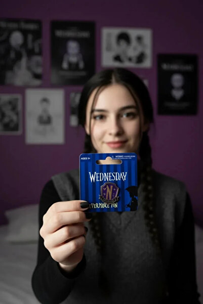 Miniso Wednesday Lisanslı Nevermore Rozet – Mor ve Altın Renkli Tasarım