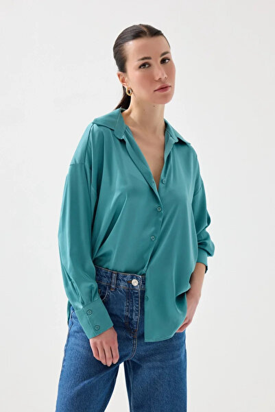 Gusto Silky Satin Relaxed Fit Shirt - Green