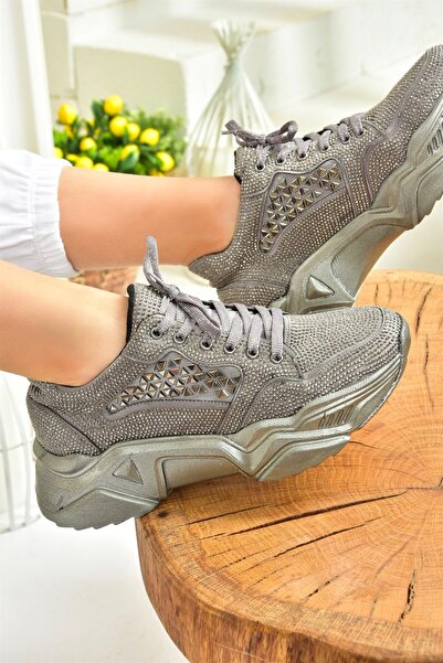Fox Shoes حذاء رياضي نسائي بتفاصيل حجر معدني بلاتيني M444302814