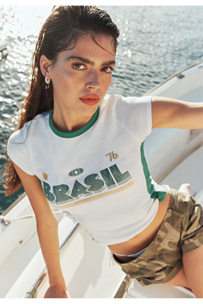 Stradivarius Kontrast yakalı dünya t-shirt