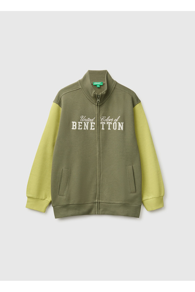United Colors of Benetton سويت شيرت للأولاد باللون الكاكي مع تطريز أمامي وجيو...