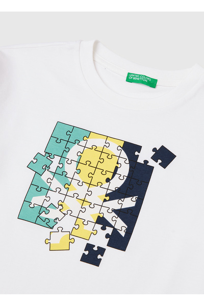 United Colors of Benetton تي شيرت للأولاد باللون الأبيض مع شعار مطبوع على الج...