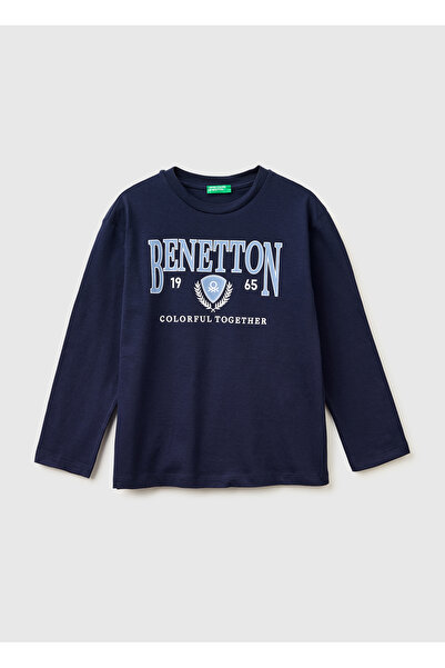 United Colors of Benetton تي شيرت للأولاد باللون الأزرق الداكن مطبوع عليه شعا...