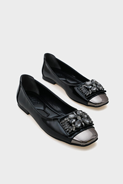 Capone Outfitters Agnes Stylish Babet with Metallic Toe and Stone Buckle