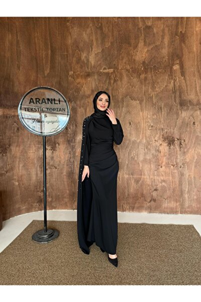 Aranlı tekstil Βραδινό φόρεμα Adriana με κάπα στους ώμους και διακοσμητικές π...