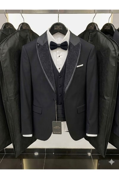 Ars Magic Box ARS ÖZEL TASARIM İŞLEMELİ KIRLANGIÇ YAKA DETAYLI, SLIM FIT SİYAH DAMATLIK VE ÜÇLÜ TAKIM ELBİSE ŞIKLIĞI