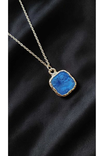 BS JEWELRY قلادة نسائية مينيماليستية مطلية بالذهب مع حلية مربعة من الفولاذ المطلي بالمينا الأزرق