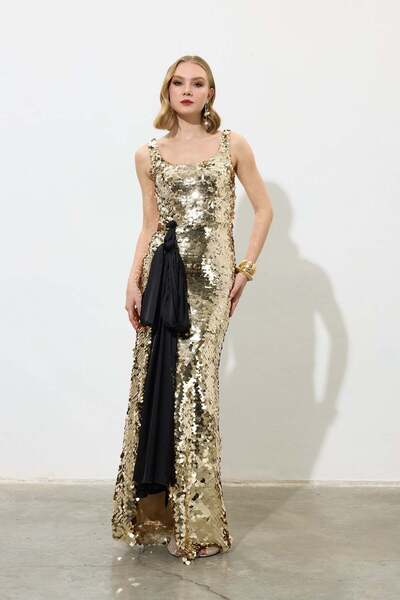 Carmen Gold Kuşaklı Yırtmaçlı Payetli Abiye Elbise