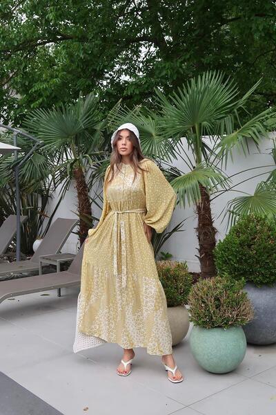 Caddebostan Moda فستان طويل بتصميم زهري وياقة هاكييم وحزام عند الخصر