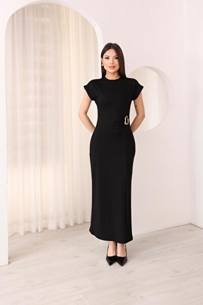 moda poni Βραδινό φόρεμα με χρυσές λεπτομέρειες και ντραπέ σχέδιο