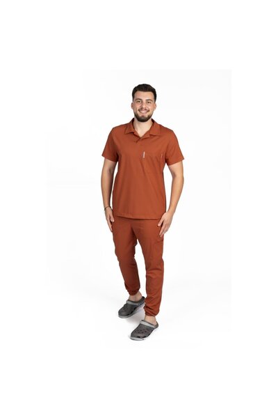 RUNI Costum medical stretch polo barbati caramel, cu bluza in V si pantaloni ...