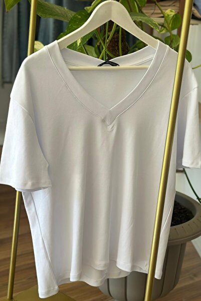Unique Boutique تي شيرت قطني أبيض برقبة على شكل حرف V