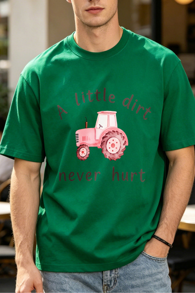 Fleck تي شيرتات كاجوال للرجال بتصميم جرار وردي ونص 'A Little Dirt Never Hurt'...