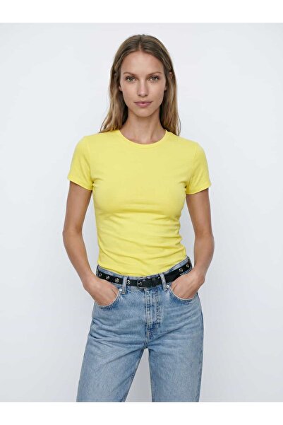 Coredra Πλεκτό T-Shirt με λαιμόκοψη ποδηλάτου σε στενή γραμμή κίτρινο - C530