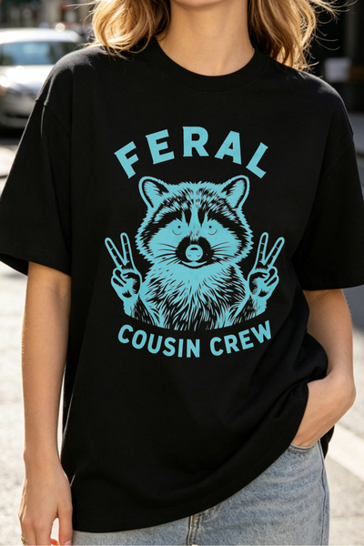 Fleck تي شيرت نسائي من Feral Cousin Crew بطباعة رسومية على شكل راكون، نمط ملا...