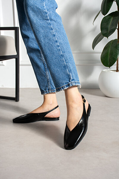 LORENN SHOES حذاء دوري نسائي أسود متجعد غير لامع بمقدمة مربعة وحزام مفصل وكعب...