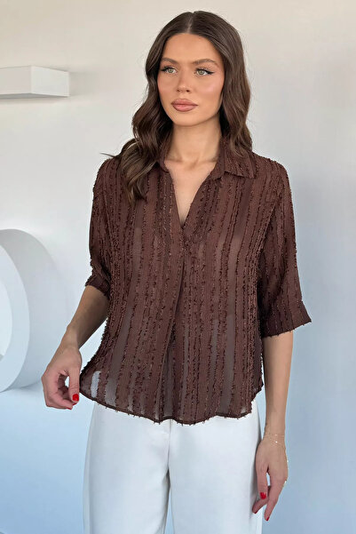 Aryena بلوزة نسائية بنية اللون بياقة بولو ونقش بارز