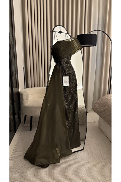 Nareen Fashion فستان سهرة فاخر بلون زيتي راقٍ يجمع بين الفخامة والعصرية. يتمي...