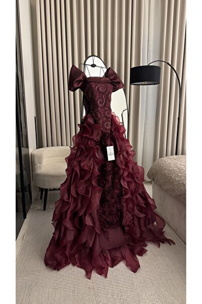 Nareen Fashion وصف الفستان: فستان سهرة فاخر بلون برغندي ملكي يعكس الفخامة في ...