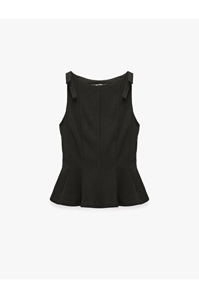 Koton Krep Scuba Kumaş Fiyonk Detaylı Kayık Yaka Kolsuz Peplum Bluz