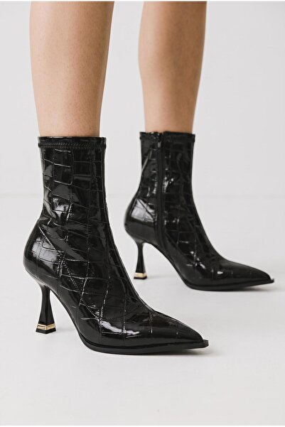 besoin shoes store حذاء نسائي مطاطي بنعل مانع للانزلاق ونعل رفيع ونقوش جلد ال...